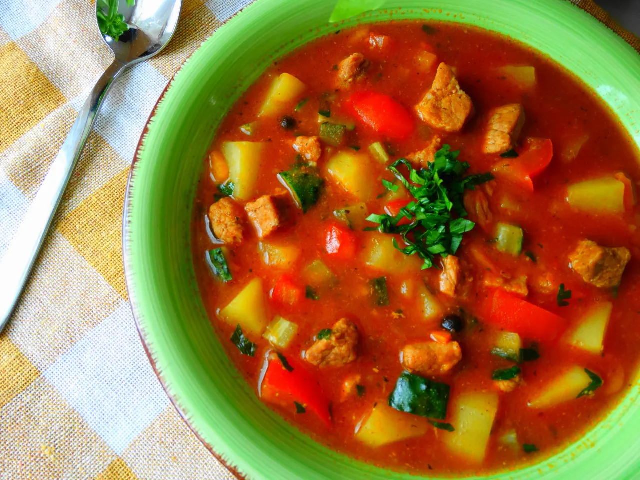 zupa gulaszowa z pieczywem i natką pietruszki