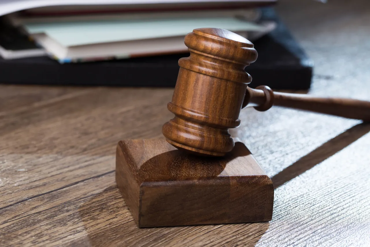 Przetarg na mieszkanie, licytacja nieruchomości, młotek sędziego