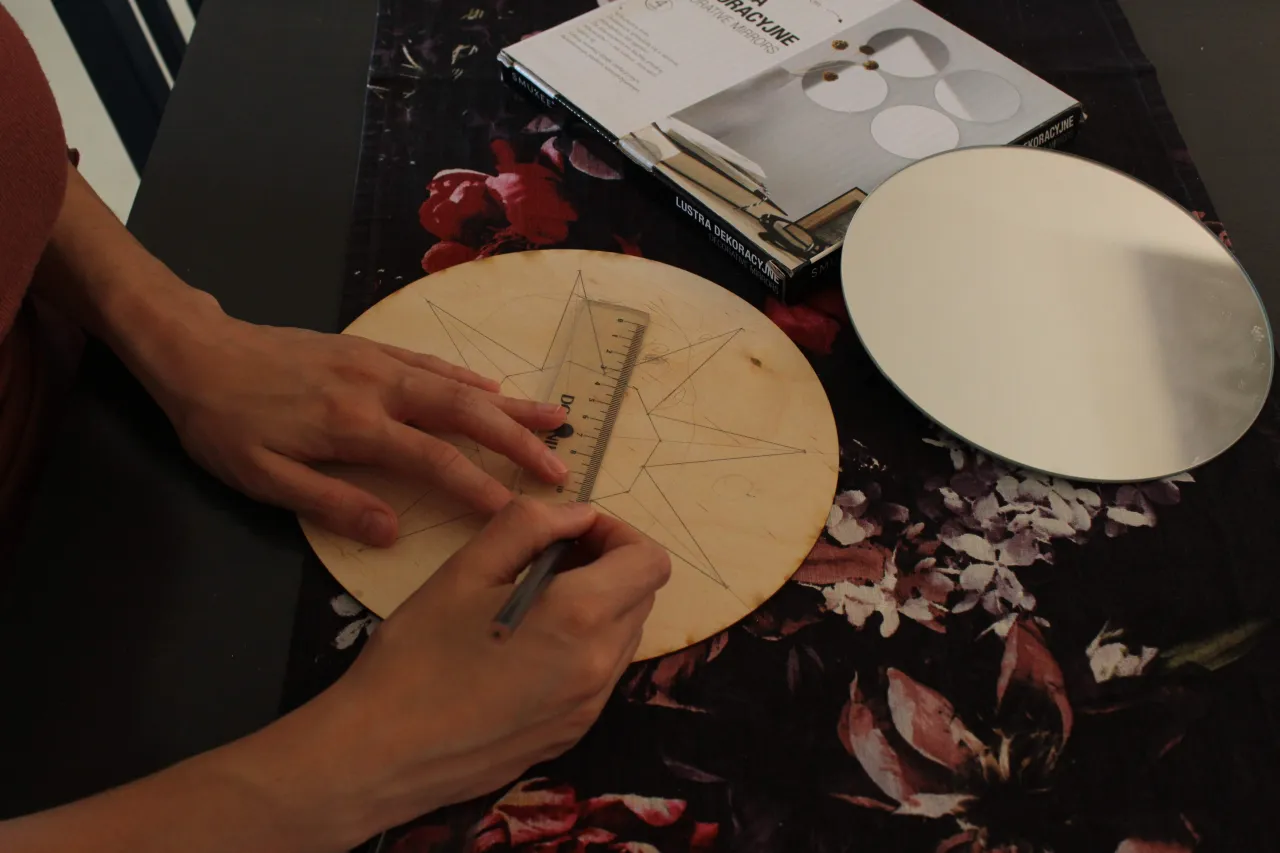 Rysowanie wzoru na drewnianej tarczy do lustra okrągłego na pasku skórzanym jak zrobić samemu.