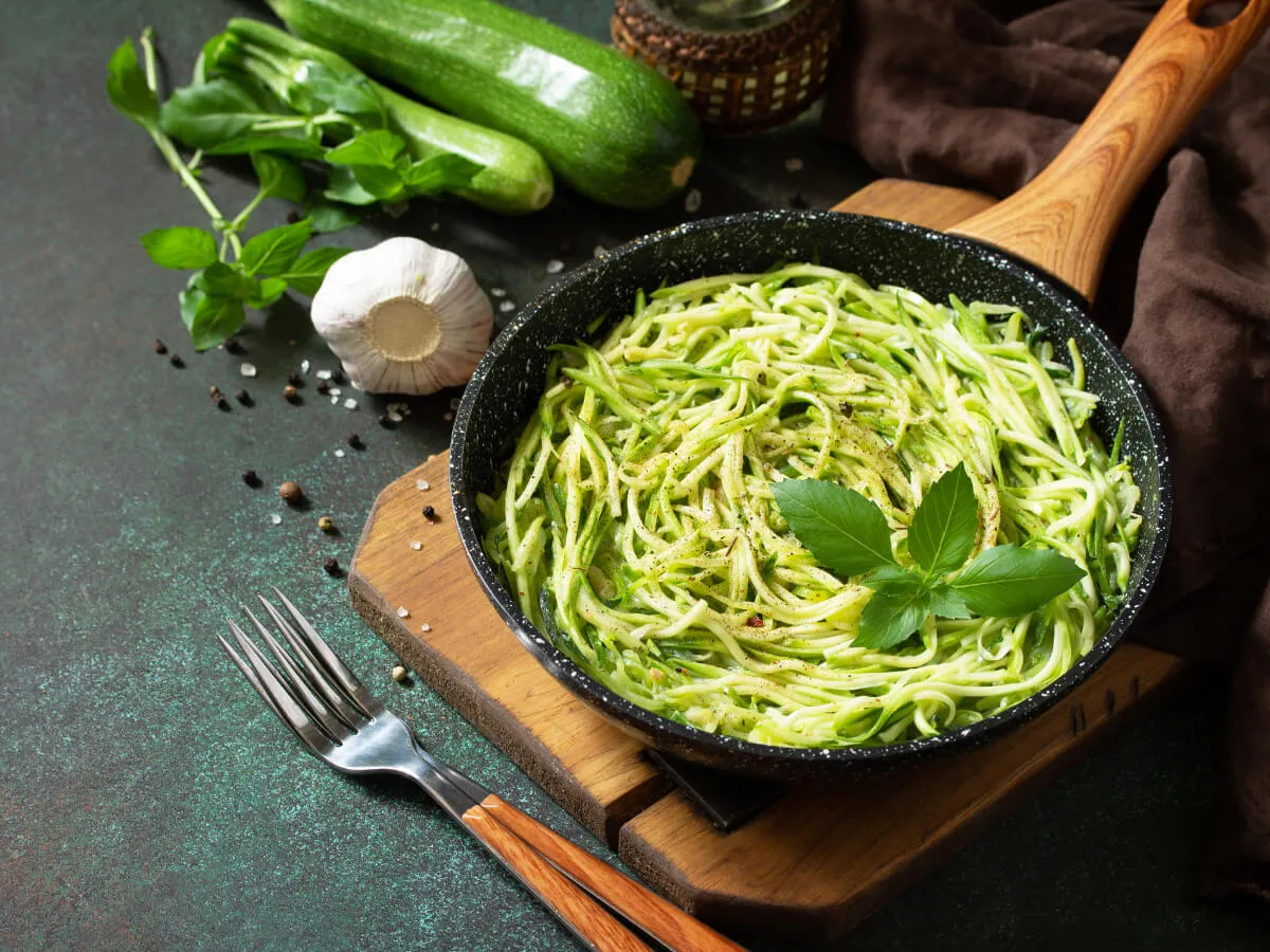 r&oacute;żne rodzaje makaronu keto w opakowaniach