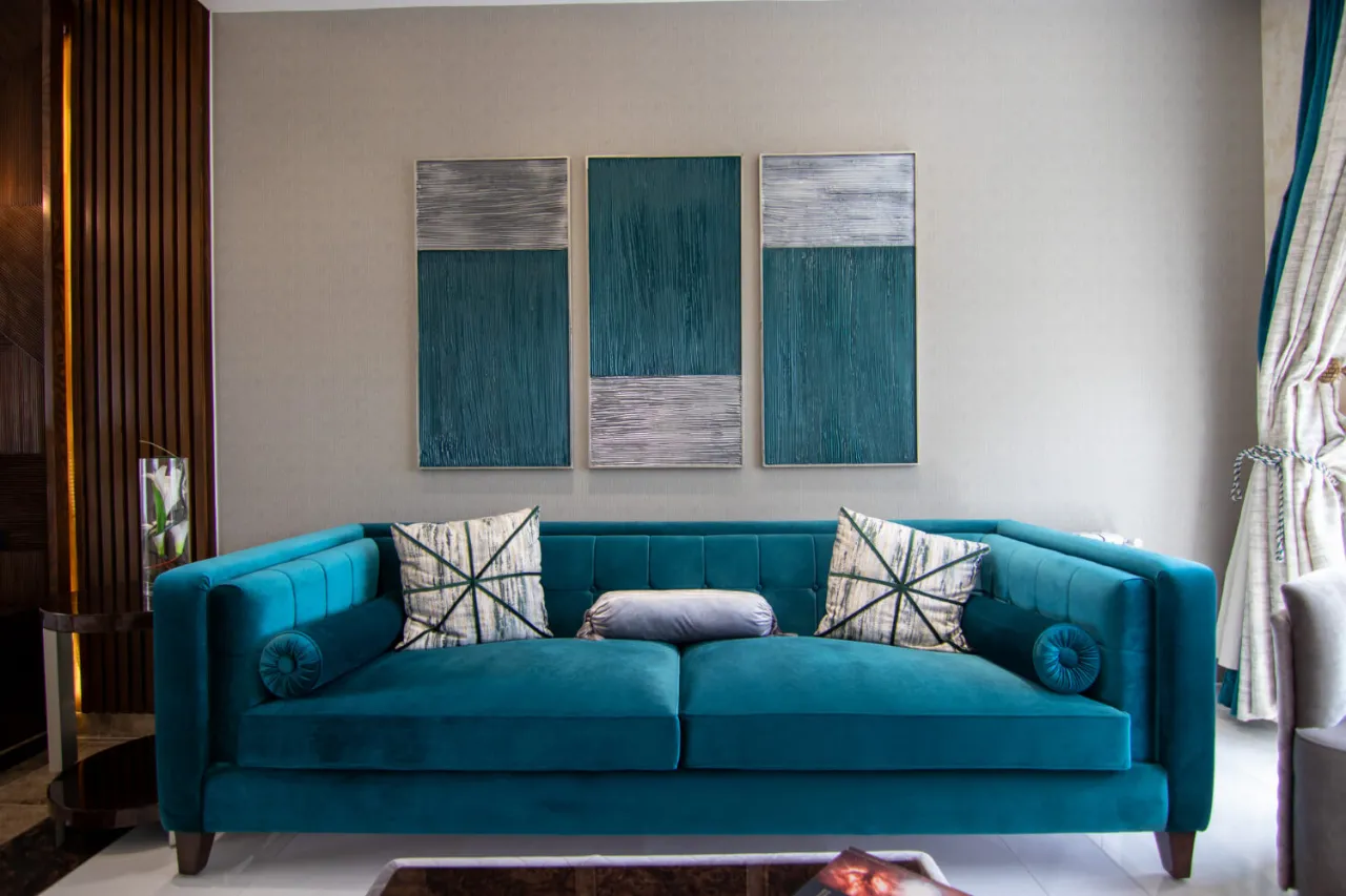 turkusowa kanapa aranżacje zasłony inspiracje