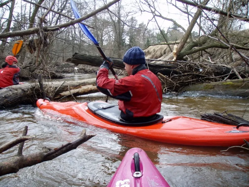 kajakarze robiący przerwę na brzegu rzeki