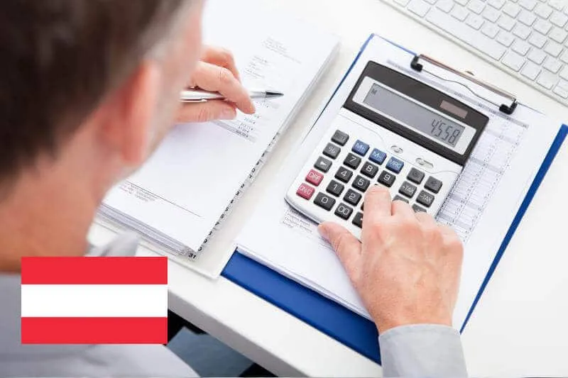 dokumenty podatkowe i kalkulator na biurku