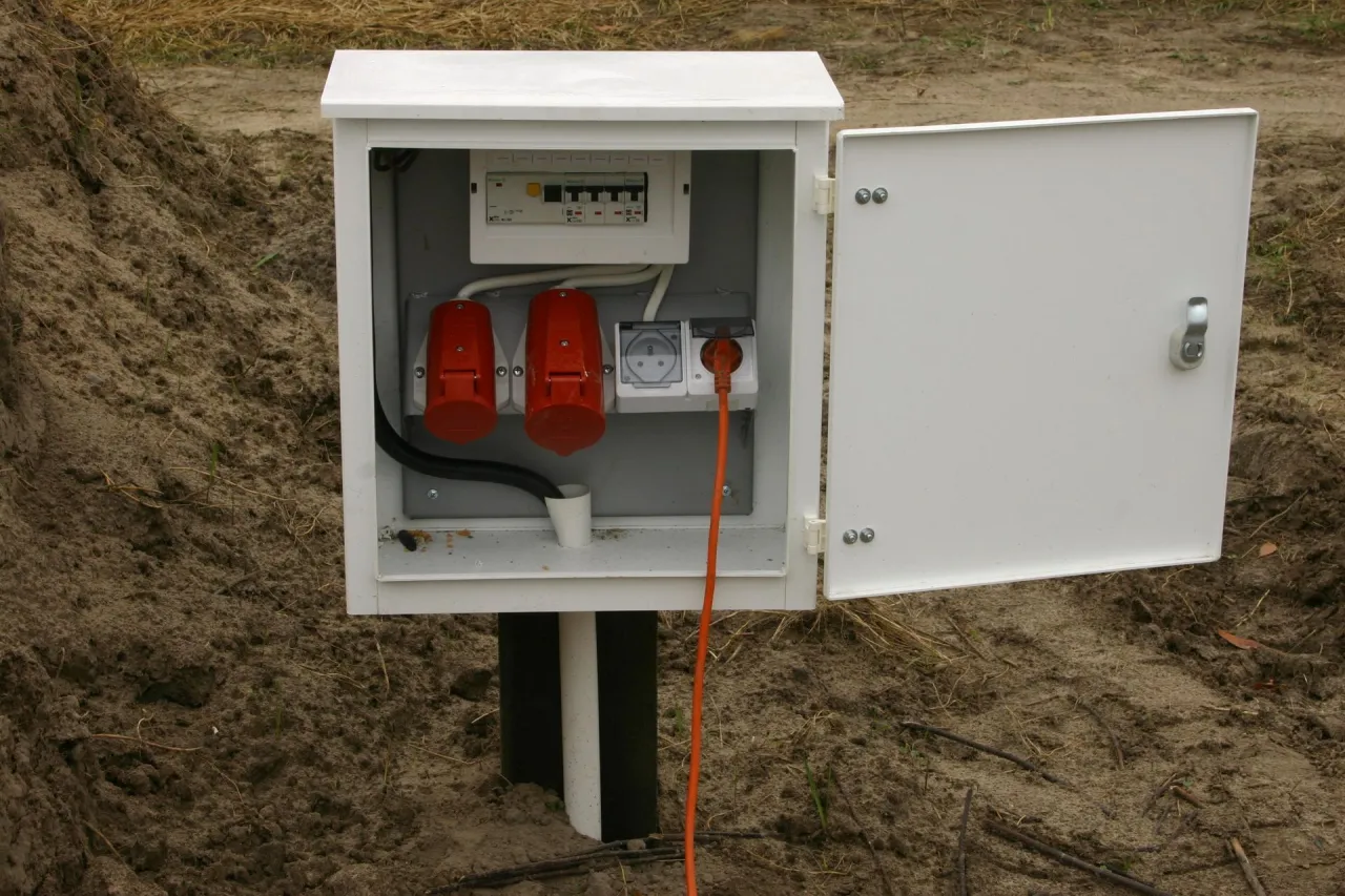 Skrzynka elektryczna z zabezpieczeniami i gniazdami, gotowa do podłączenia. Zastanawiasz się, ile kosztuje przyłącze elektryczne?
