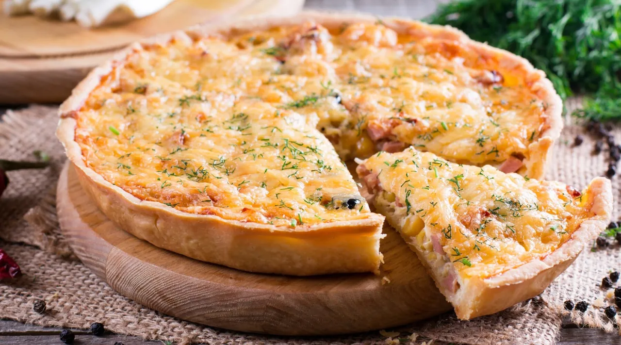 Quiche Lorraine frisch aus dem Ofen angeschnitten
