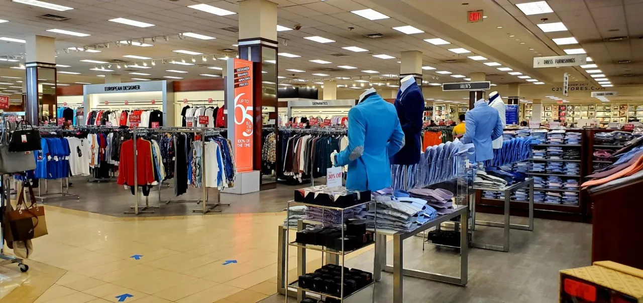 Warto kupić w USA markowe ubrania w tej sali sprzedażowej z odzieżą męską i damską, gdzie obowiązują duże zniżki.