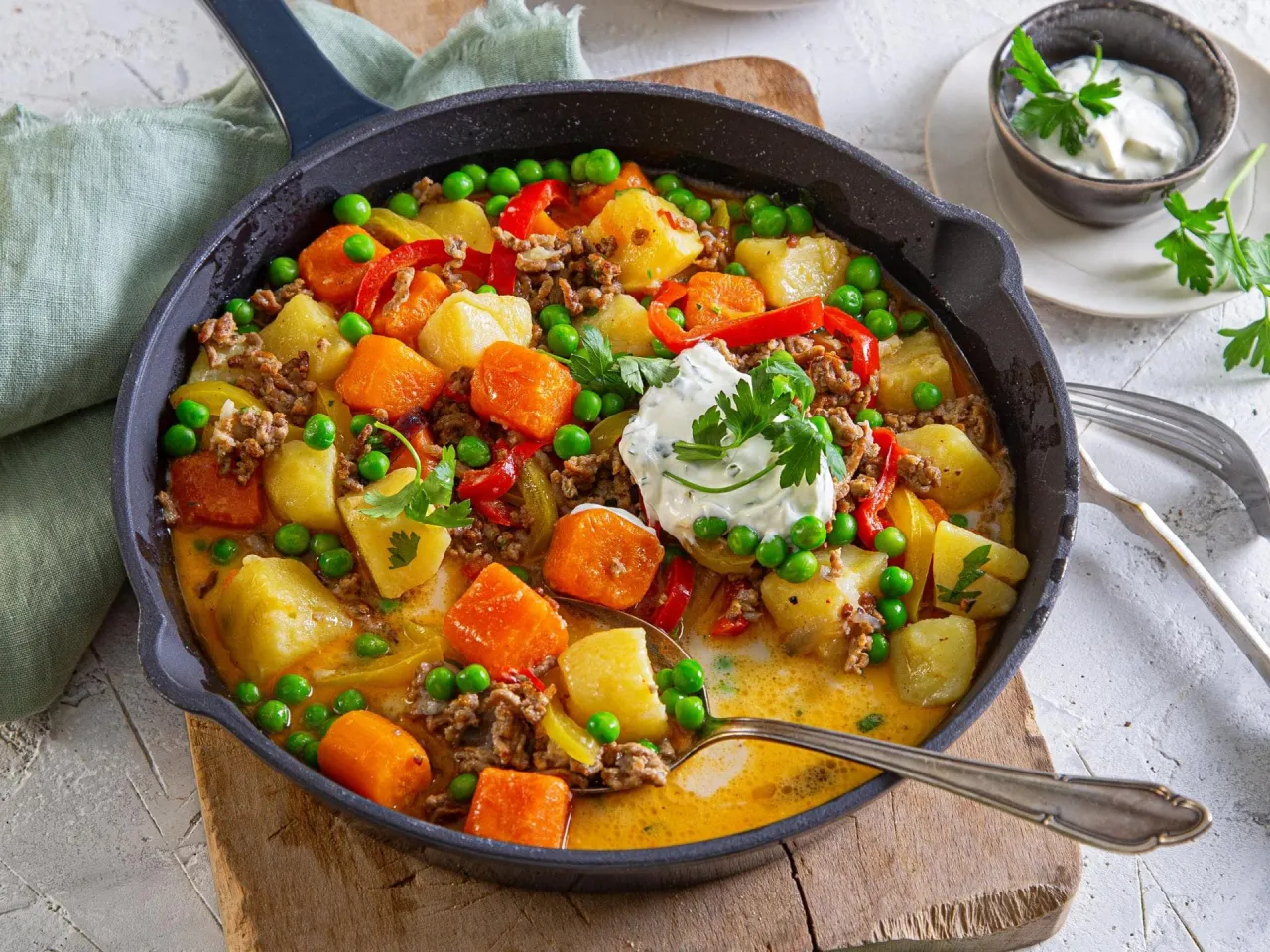 Dampfendes One-Pot-Gericht mit Fleisch und Gem&uuml;se in einem Topf