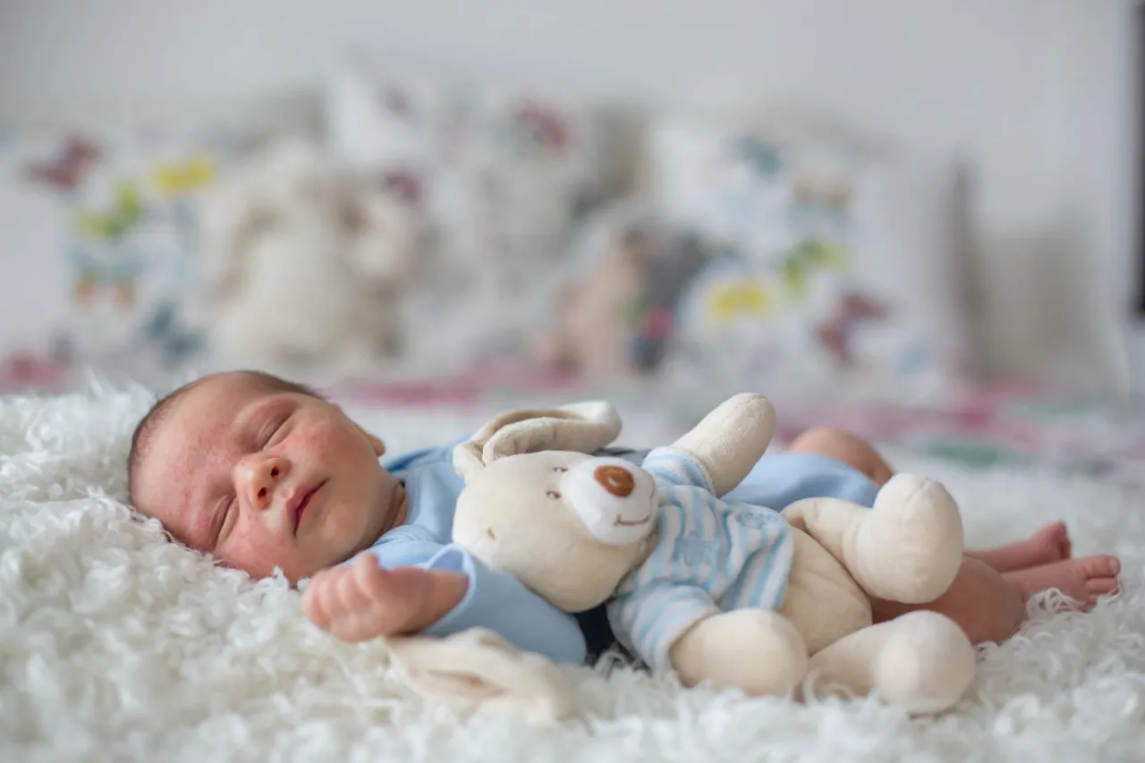 Dwumiesięczne dziecko rozw&oacute;j