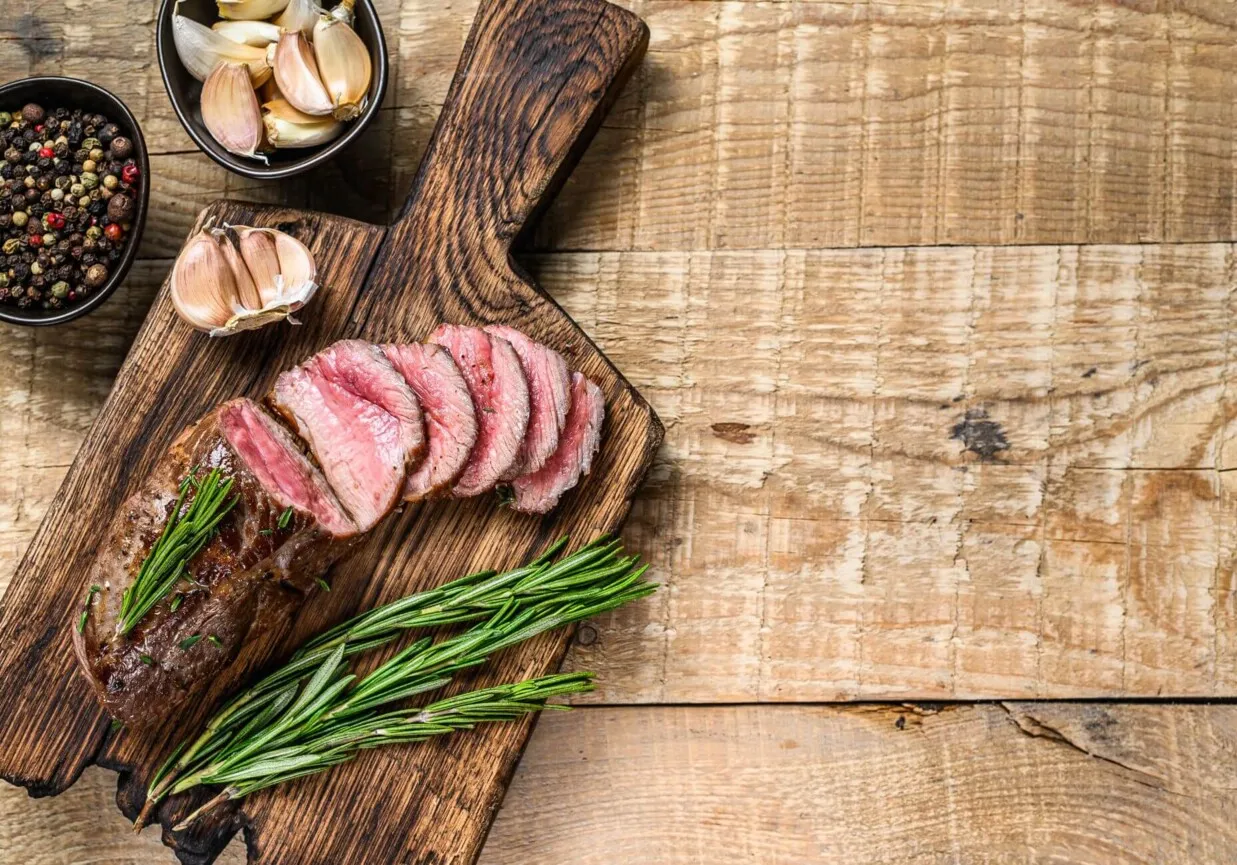 Kawałki soczystej cielęciny z rozmarynem, czosnkiem i pieprzem. Idealne przyprawy do cielęciny, by podkreślić jej smak.