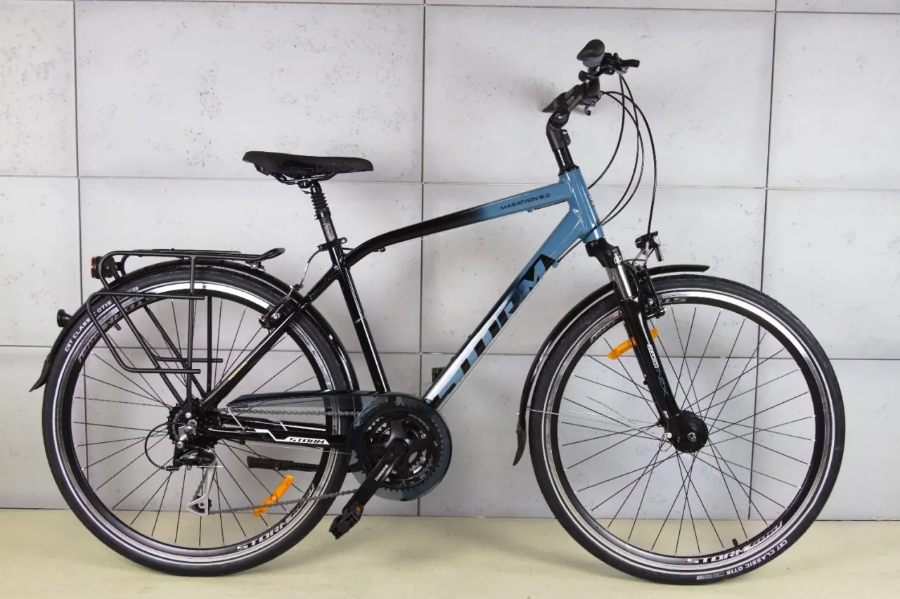 Szukasz idealnego roweru trekkingowego do 3000 zł? Ten model z bagażnikiem i błotnikami to świetny wyb&oacute;r na długie trasy.