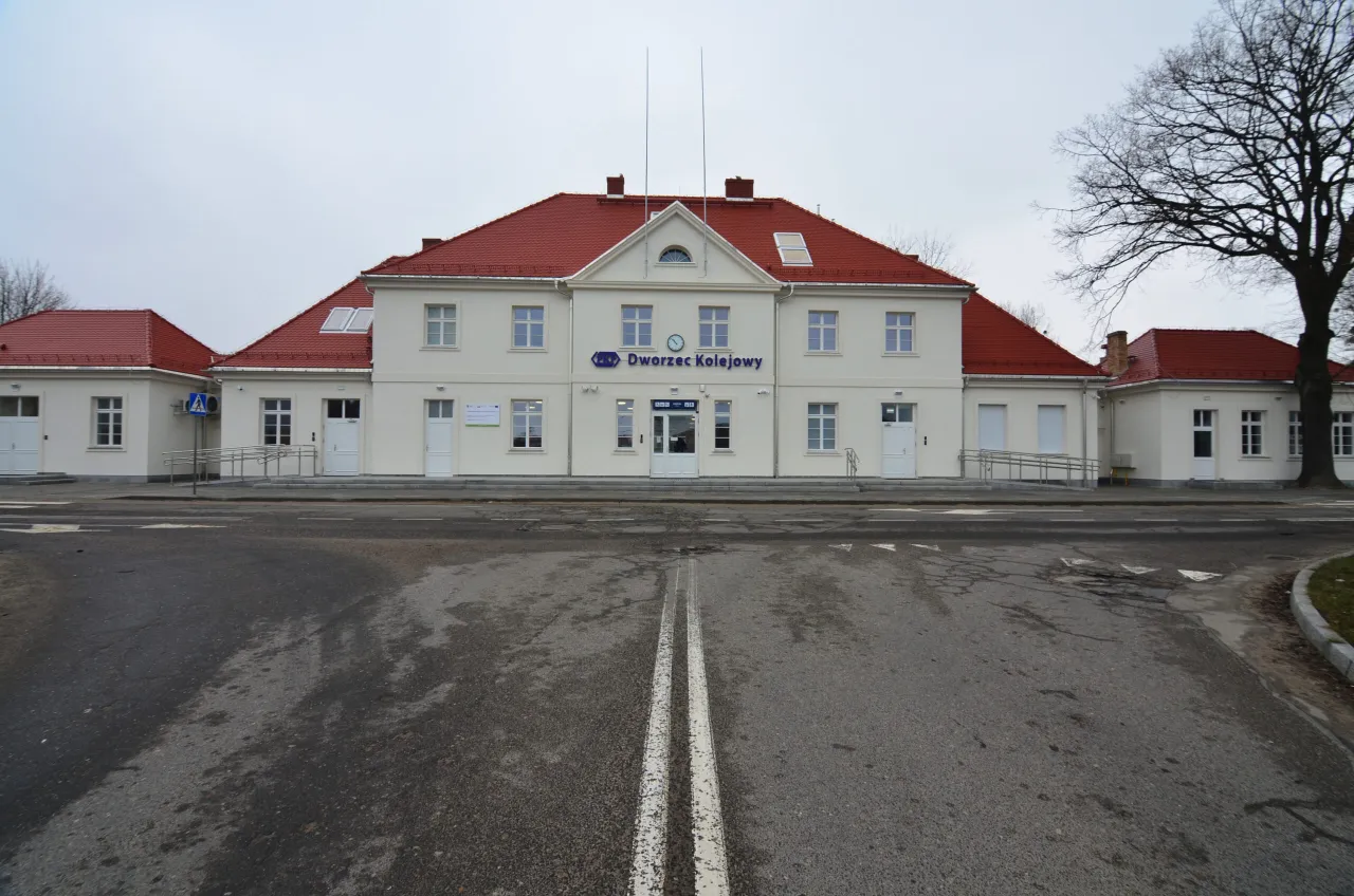 Dworzec kolejowy we Władysławowie z widocznym przystankiem autobusowym