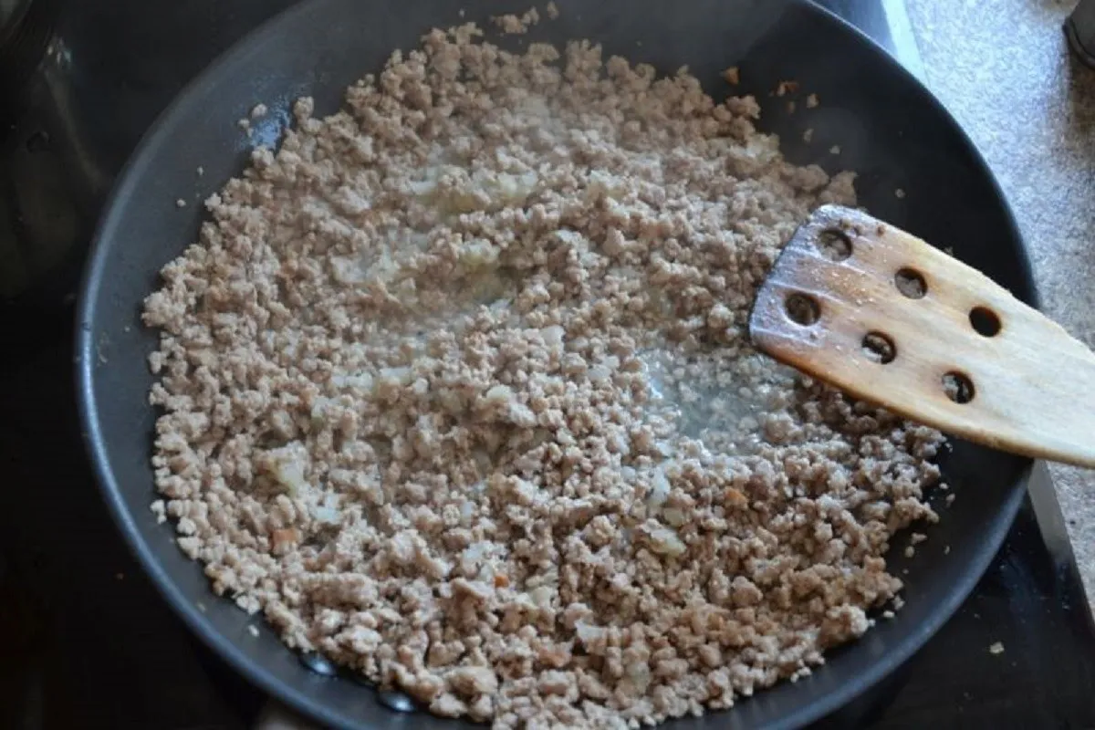 smażenie mięsa mielonego na patelni krok po kroku