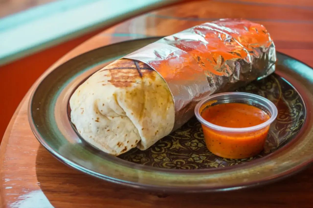 Gotowe burrito w folii aluminiowej z sosem. Zastanawiasz się, jakie przyprawy do burrito? Ten sos to świetny dodatek!