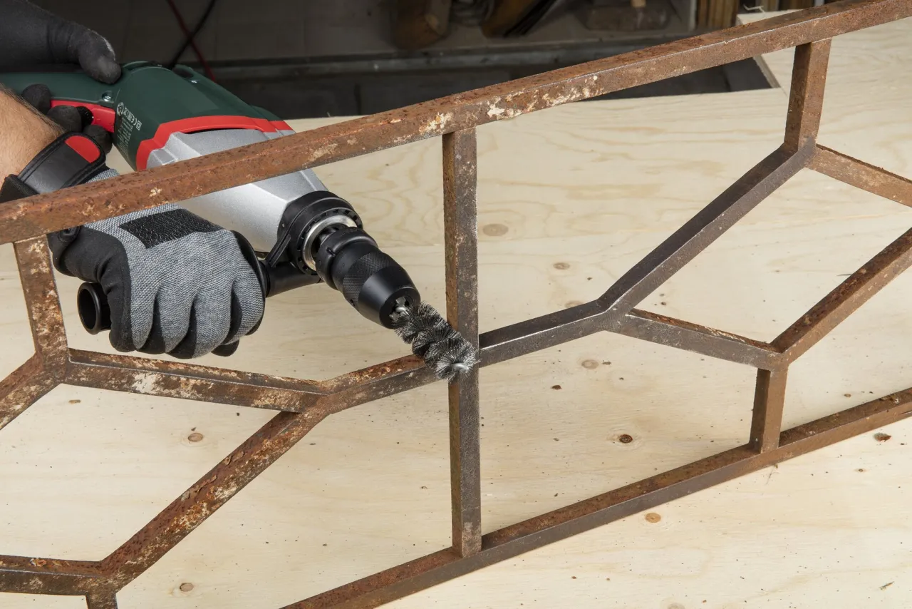 Usuwanie plam z drewna i rdzy z metalu