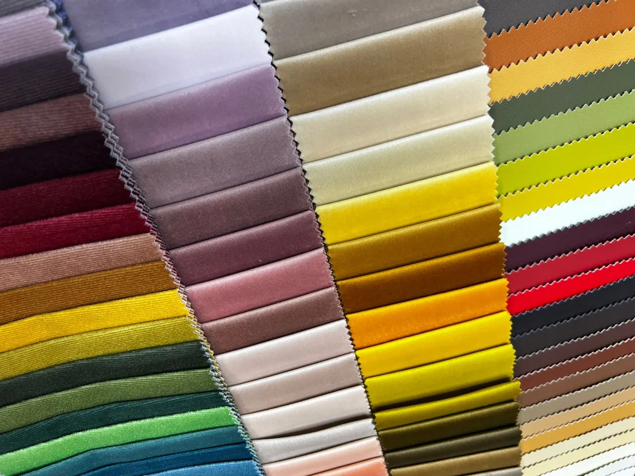 Pr&oacute;bki tkanin welurowych i mikrofibry z kotem