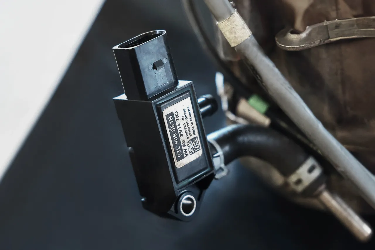 Uszkodzony czujnik różnicy ciśnień DPF objawy mogą być różne, np. kontrolka silnika. Ten element jest kluczowy dla prawidłowego działania filtra cząstek stałych.