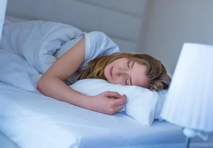 osoba śpiąca spokojnie, higiena snu, cyfrowy detoks