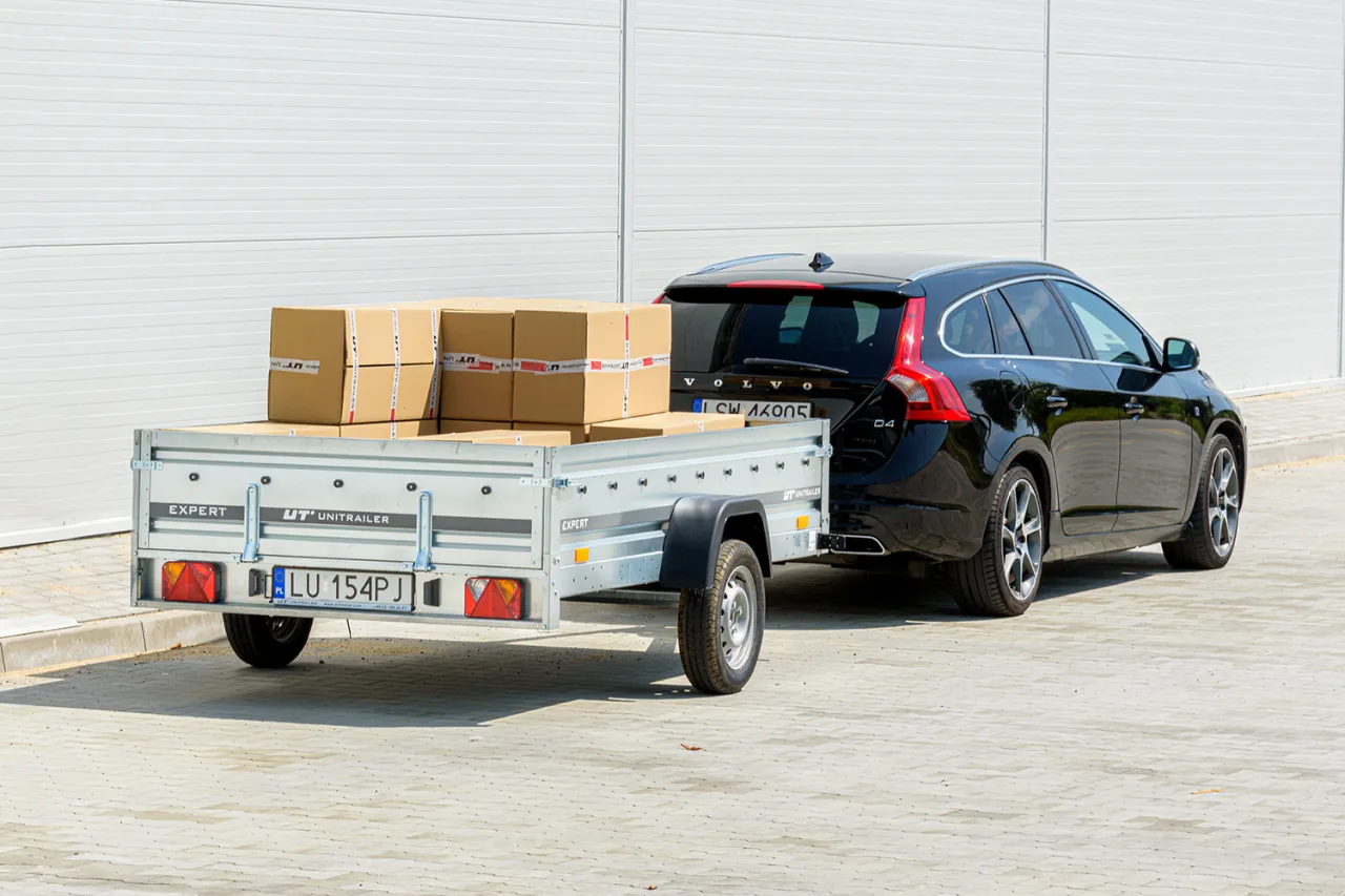 samoch&oacute;d z przyczepą DMC