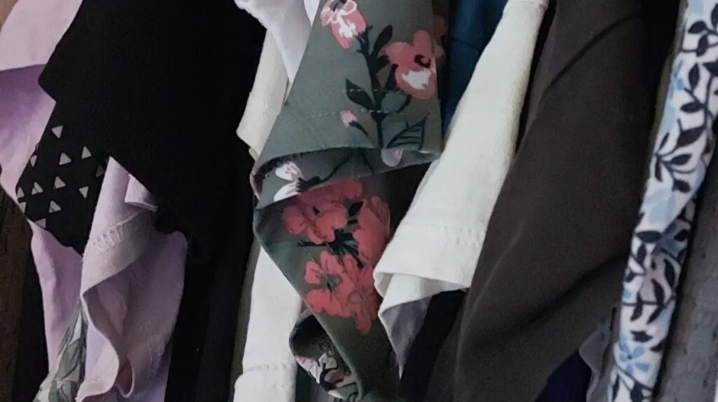 Nastolatka eksperymentująca ze stylem