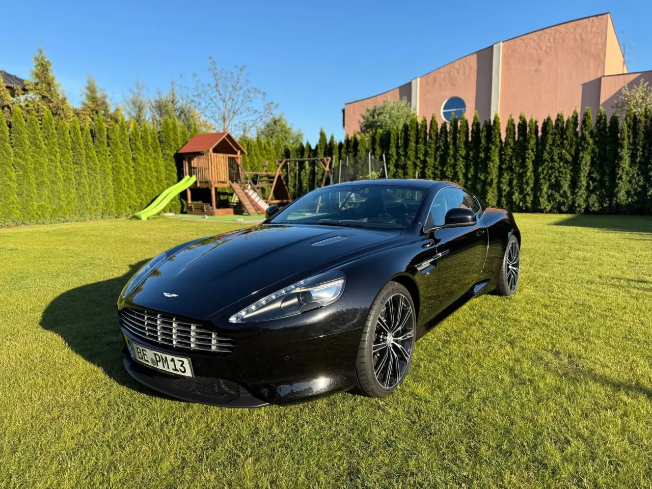 Używany Aston Martin DB9 na tle europejskiego miasta