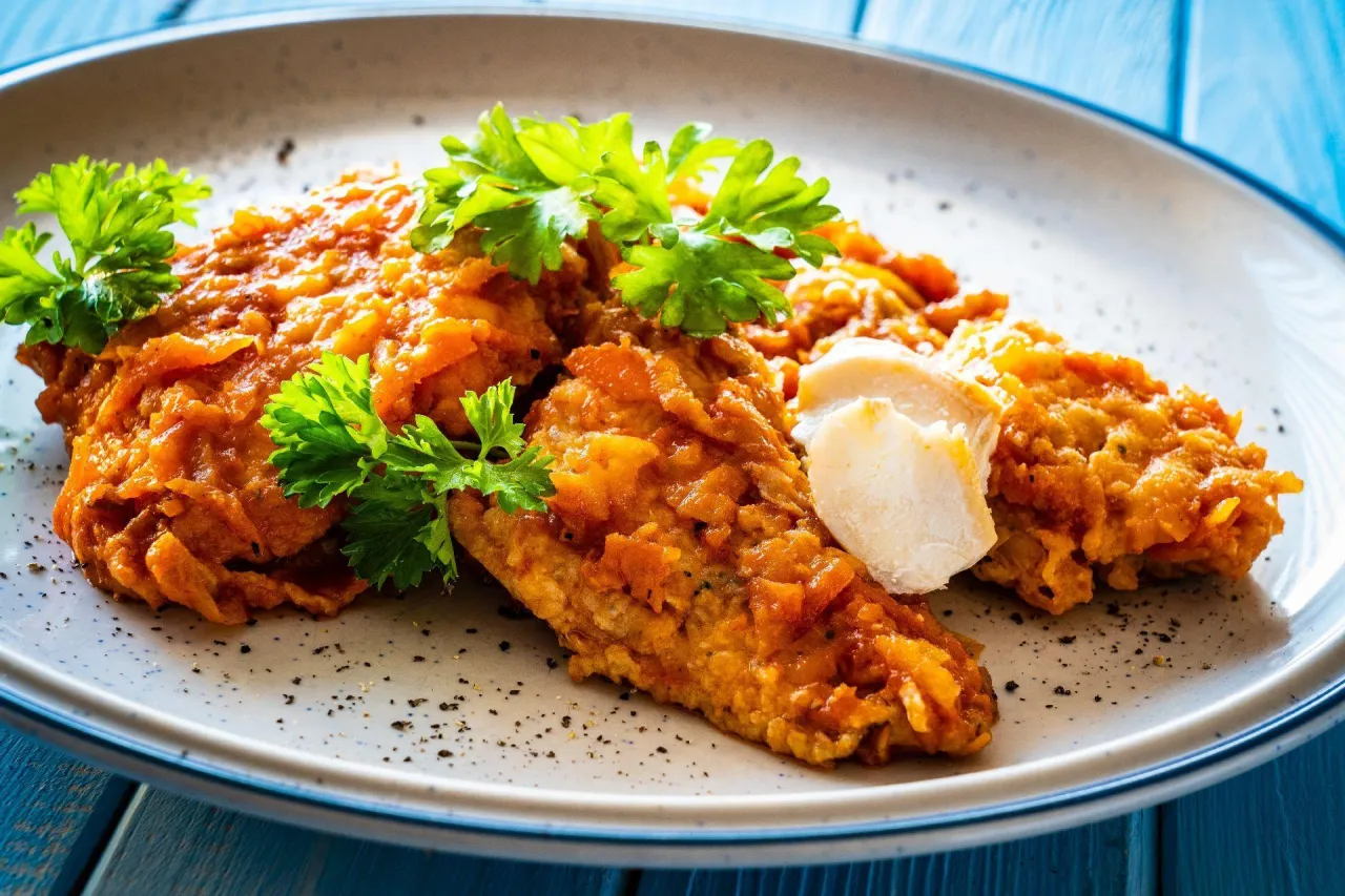 różnorodne dania bezmięsne na piątek, ryba po grecku, pierogi ruskie, curry warzywne