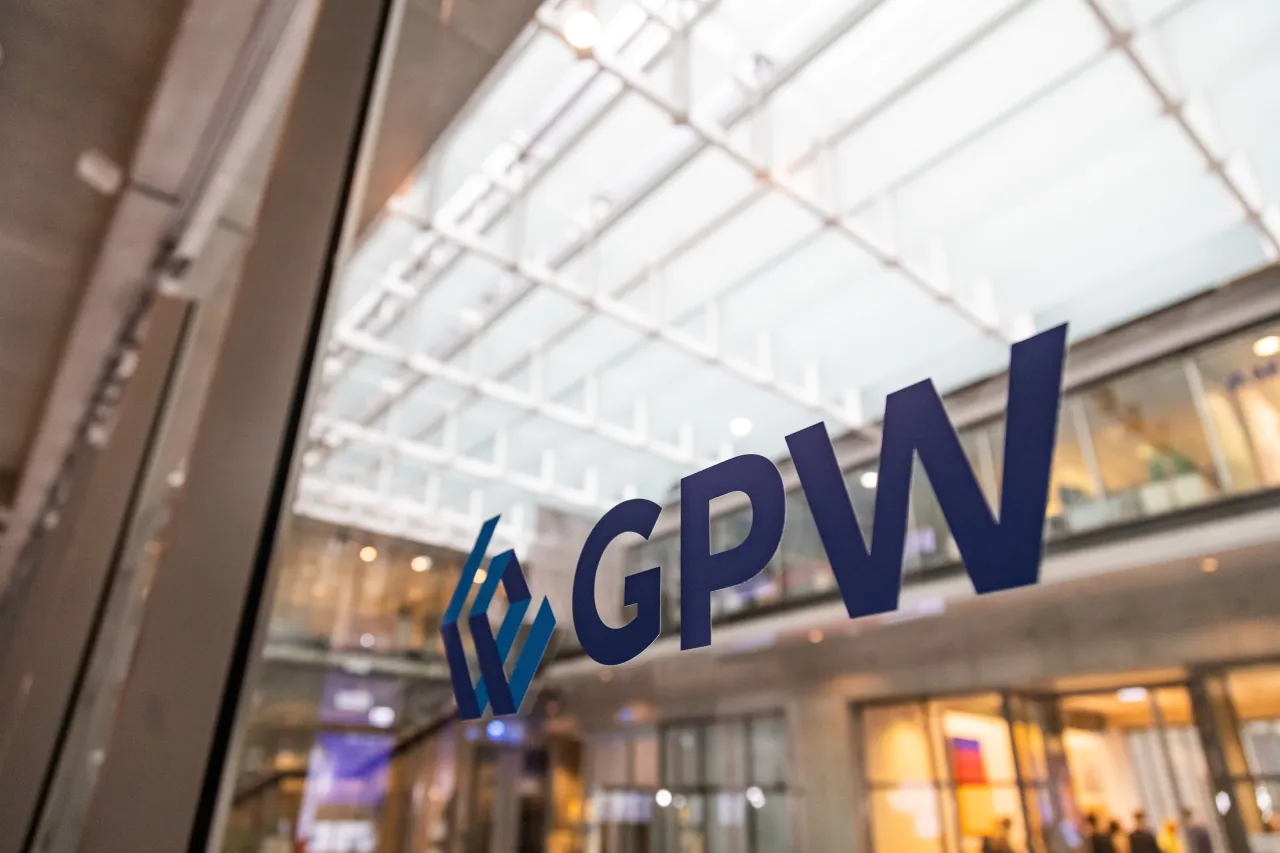 Logo GPW, czyli Giełdy Papier&oacute;w Wartościowych w Warszawie. To miejsce, gdzie kupuje się i sprzedaje akcje, czyli co to jest giełda.