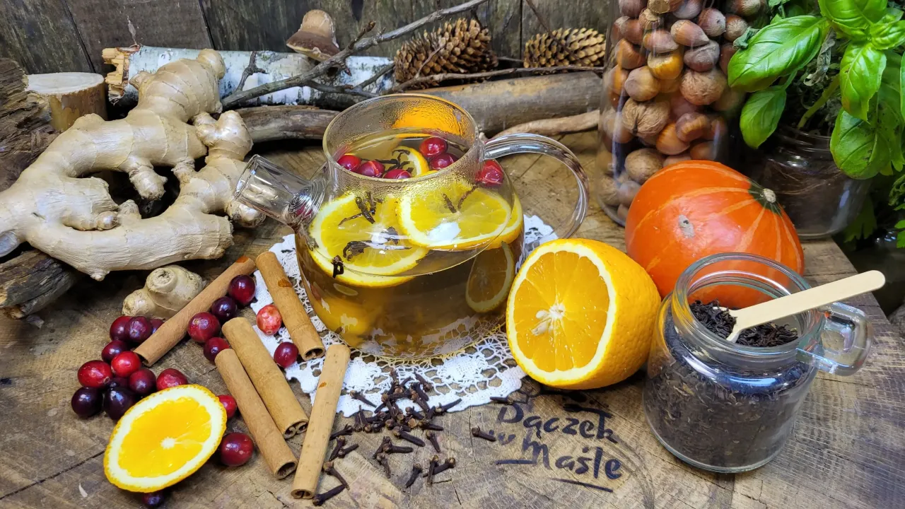 Świeży imbir, cytryna i mi&oacute;d na drewnianym stole