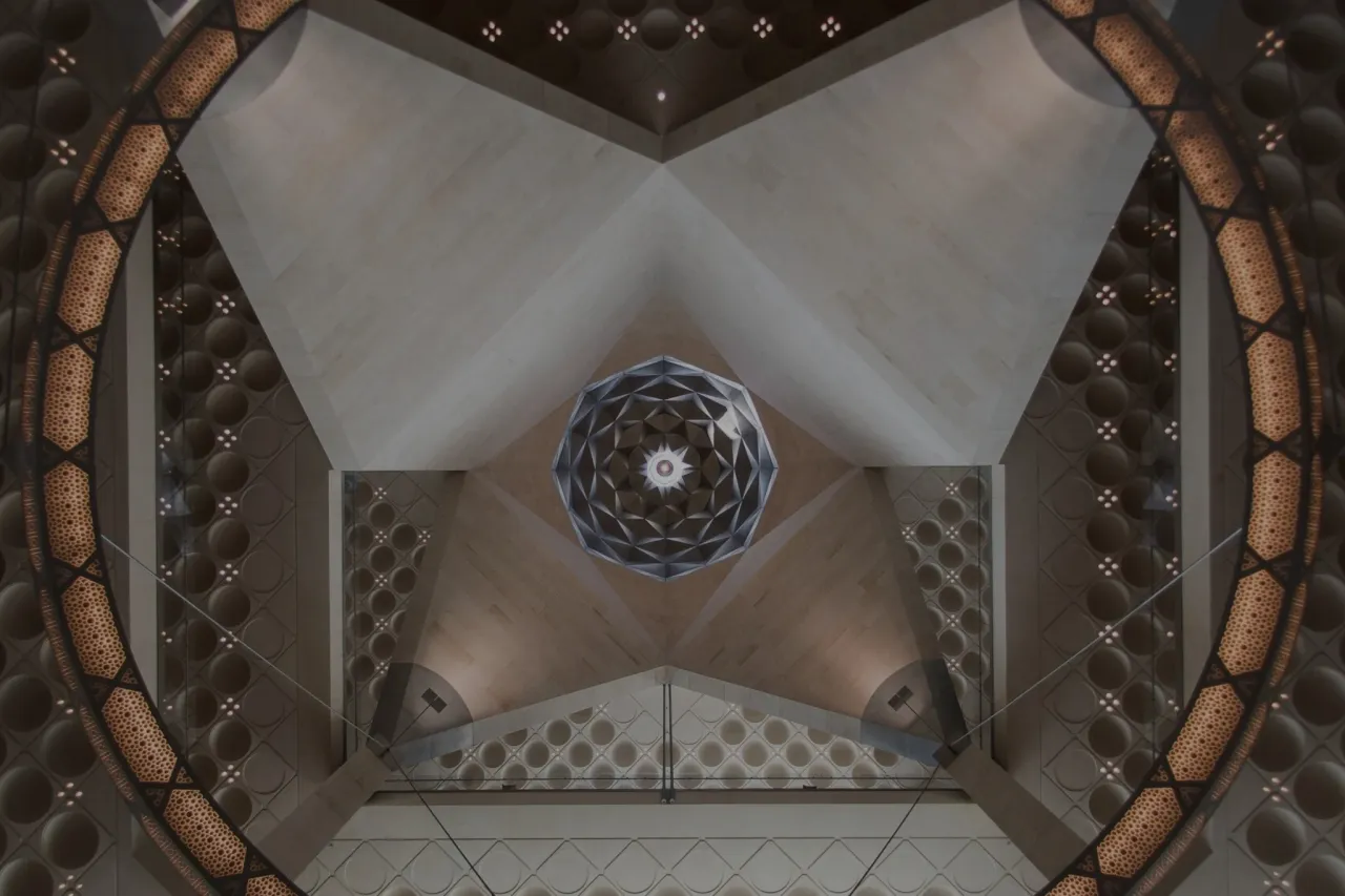 Wnętrze muzeum sztuki islamskiej z geometryczną kopułą i ozdobnymi łukami.