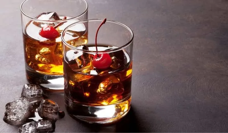 R&oacute;żne drinki z whiskey na stole
