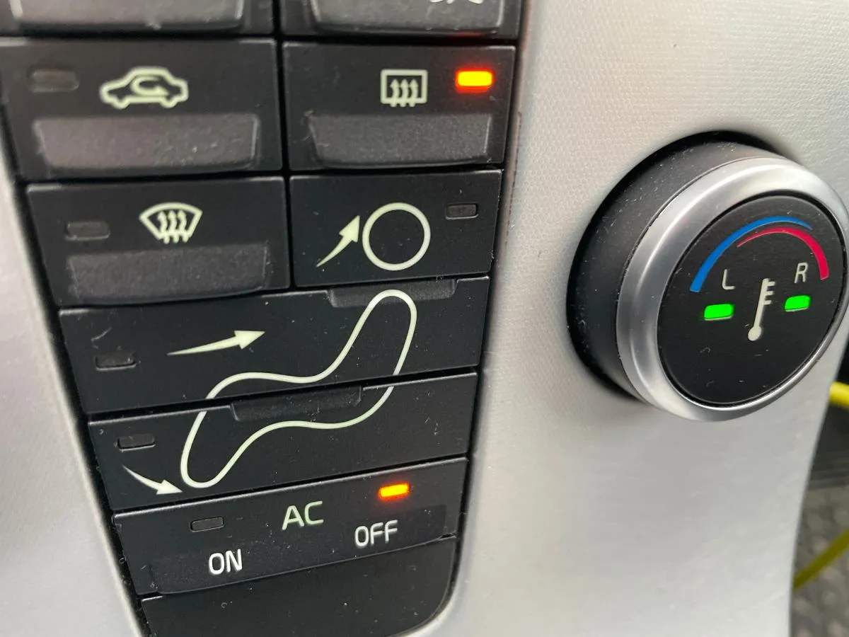 Przycisk REAR w samochodzie