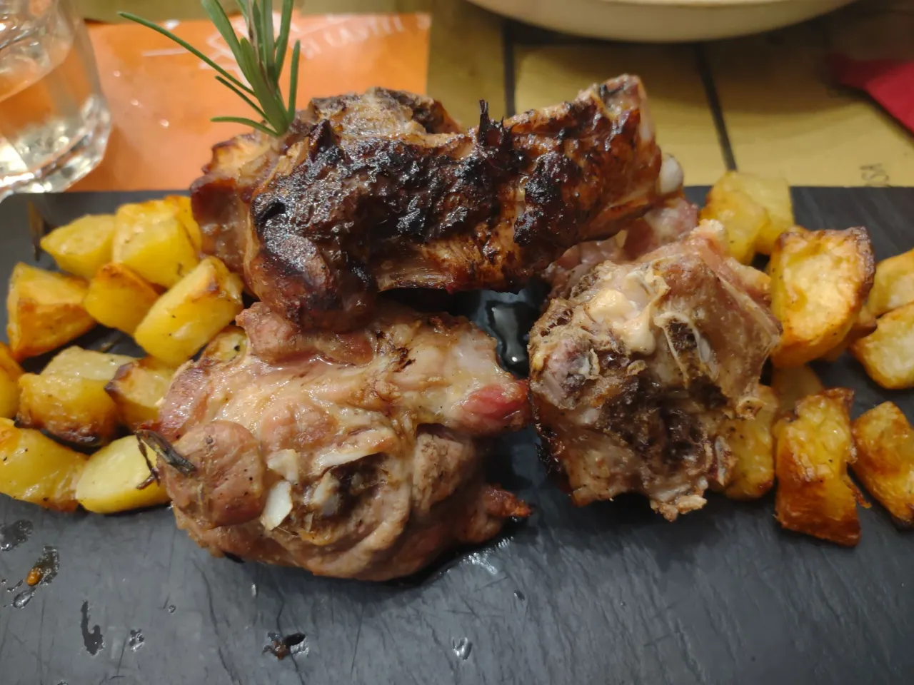 Rzymskie jedzenie trattoria stół