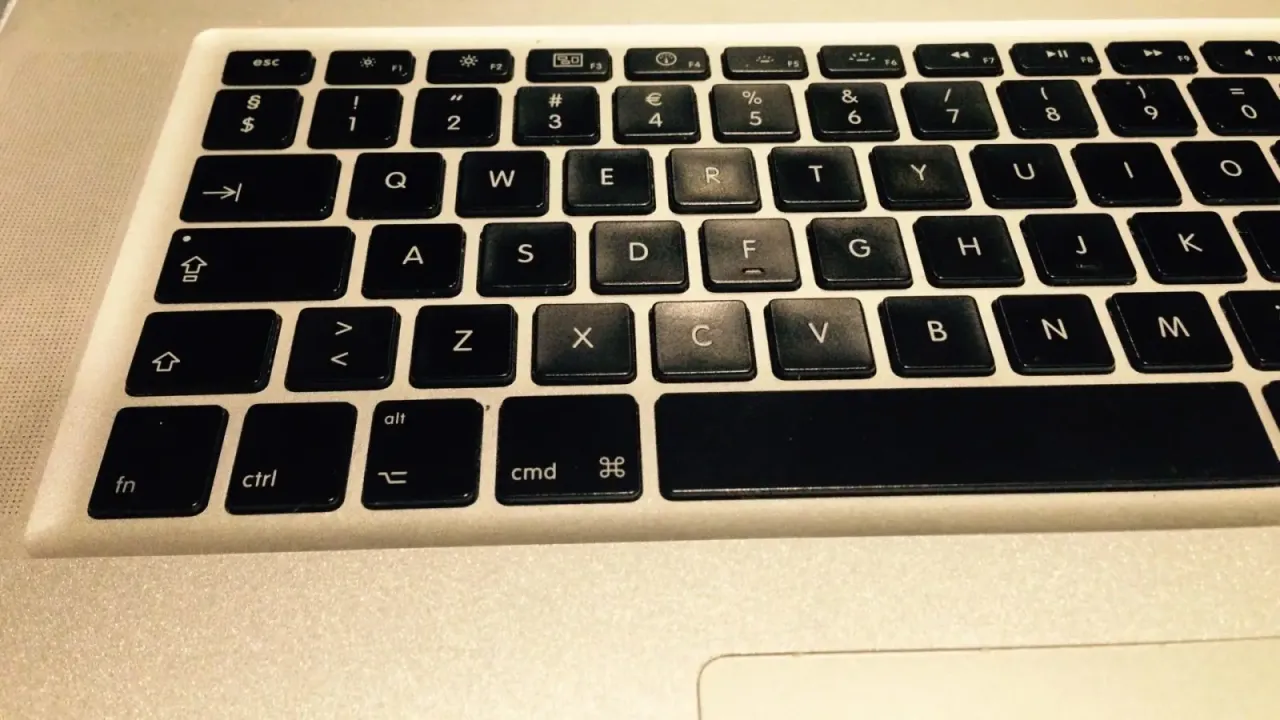 Klawiatura laptopa z widocznymi klawiszami. Dowiedz się, jak wyłączyć komputer skrótem klawiszowym.