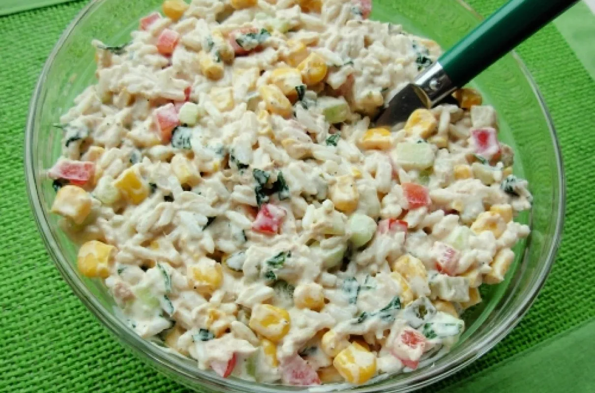 sałatka z tuńczykiem i ryżem z sosem