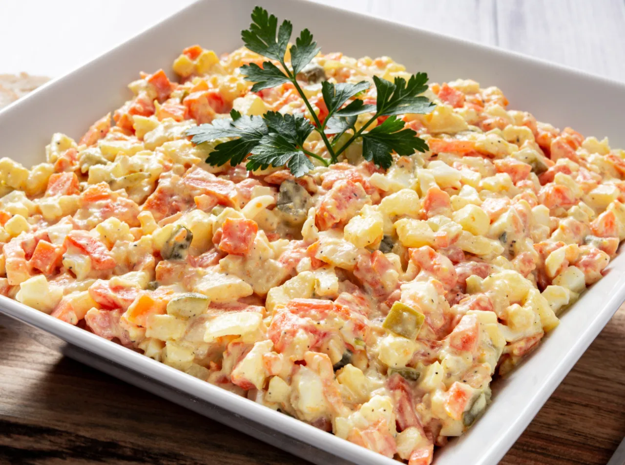 różne warzywa do sałatki jarzynowej