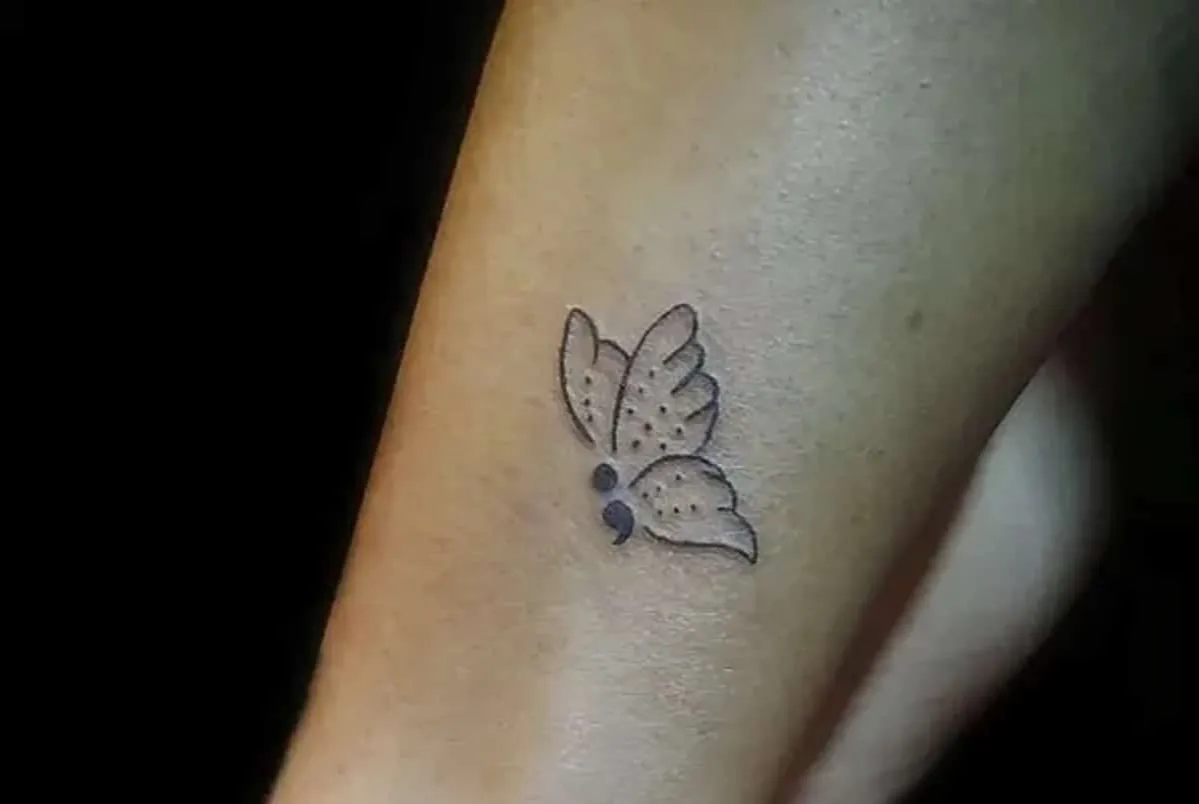 tatuaż motyl ze średnikiem