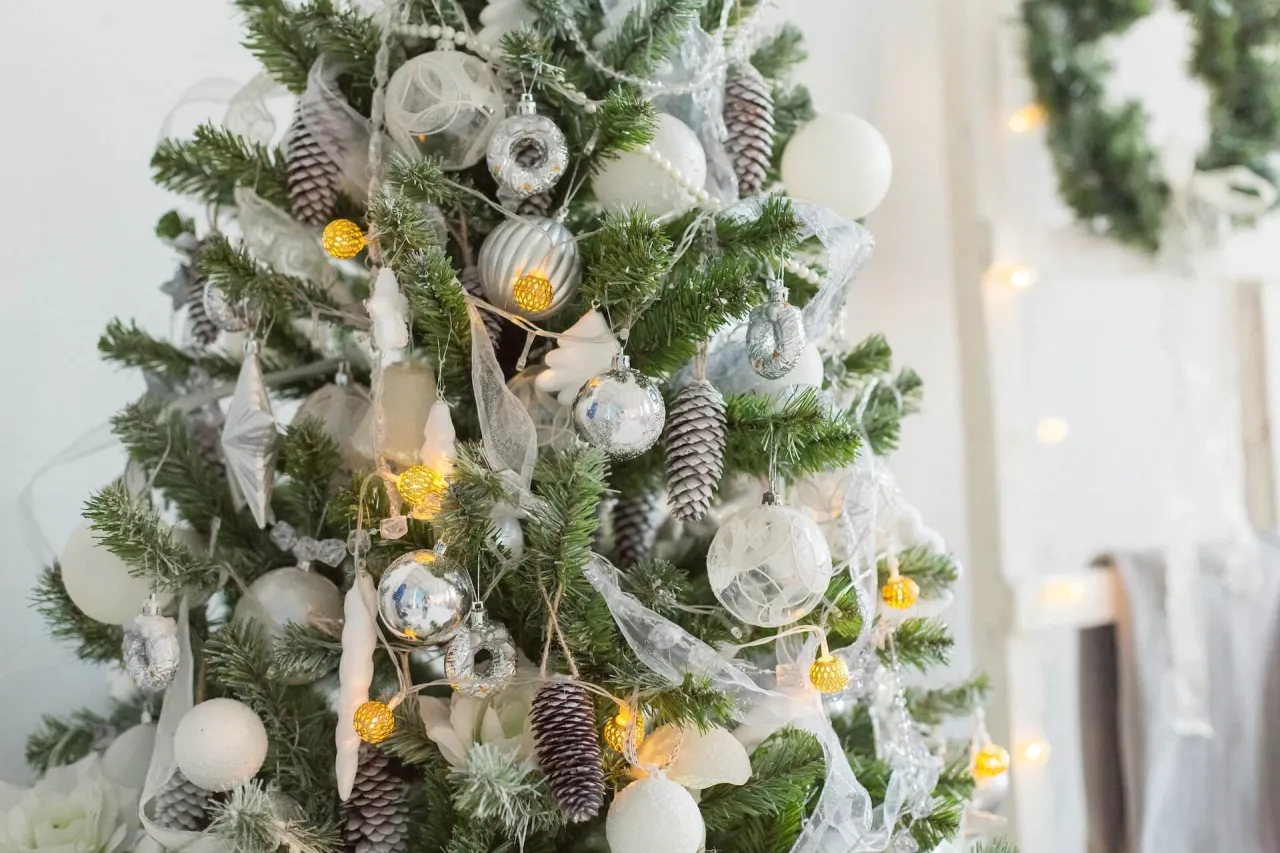 biała choinka w stylu skandynawskim i glamour por&oacute;wnanie