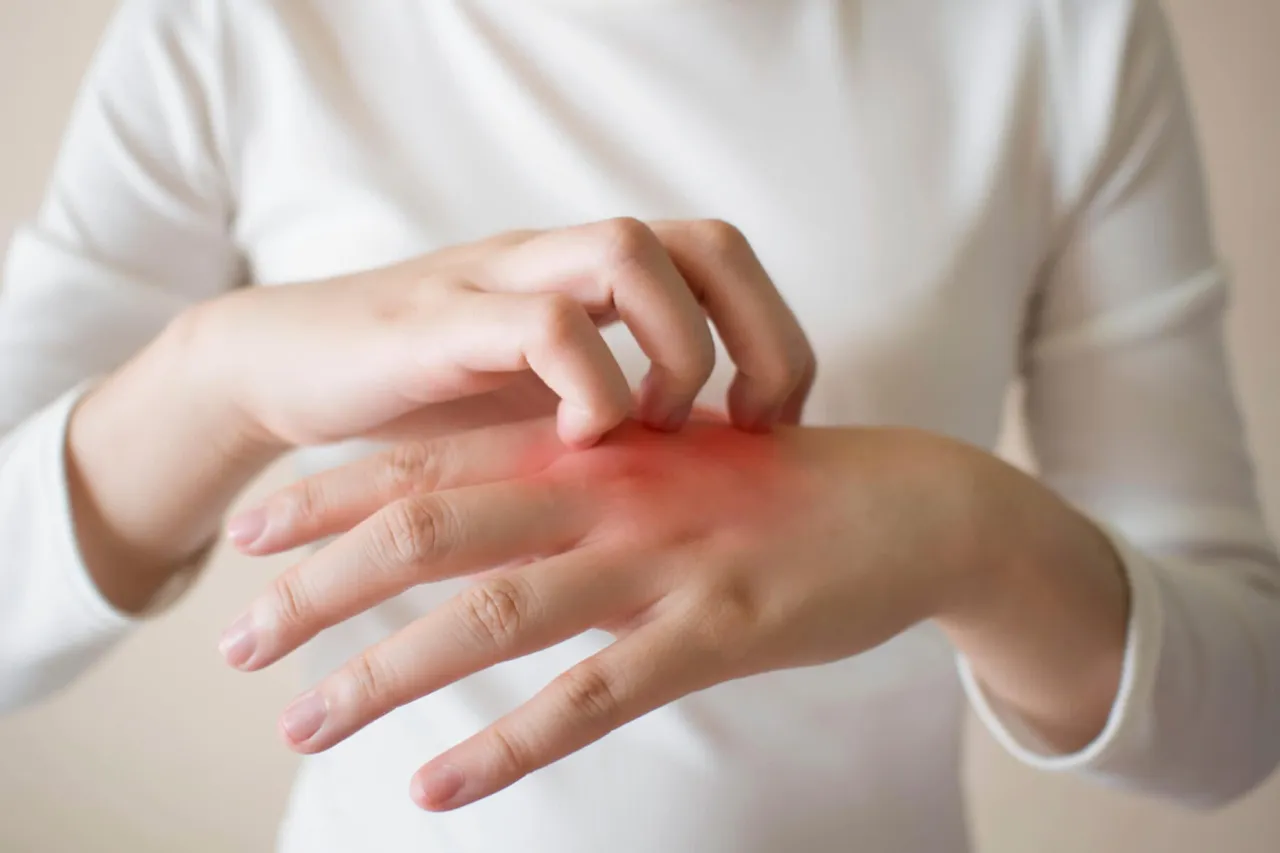 Osoba z wrażliwą skórą dotykająca tkaniny