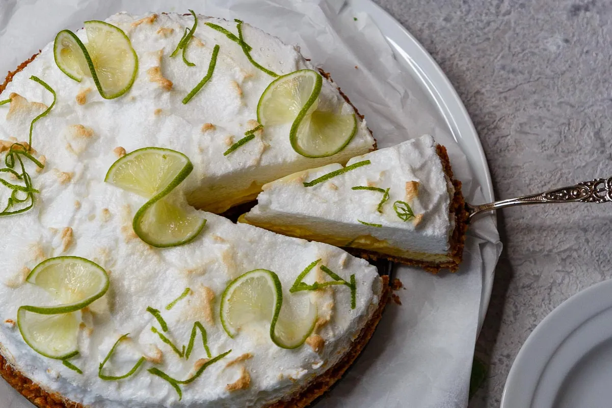 Key Lime Pie mit Sahnehaube und Limettenscheiben