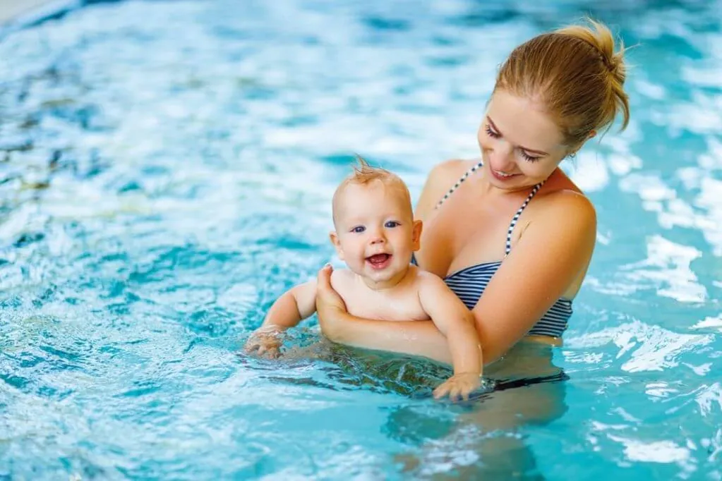 Dziecko unosi się na wodzie z pomocą rodzica
