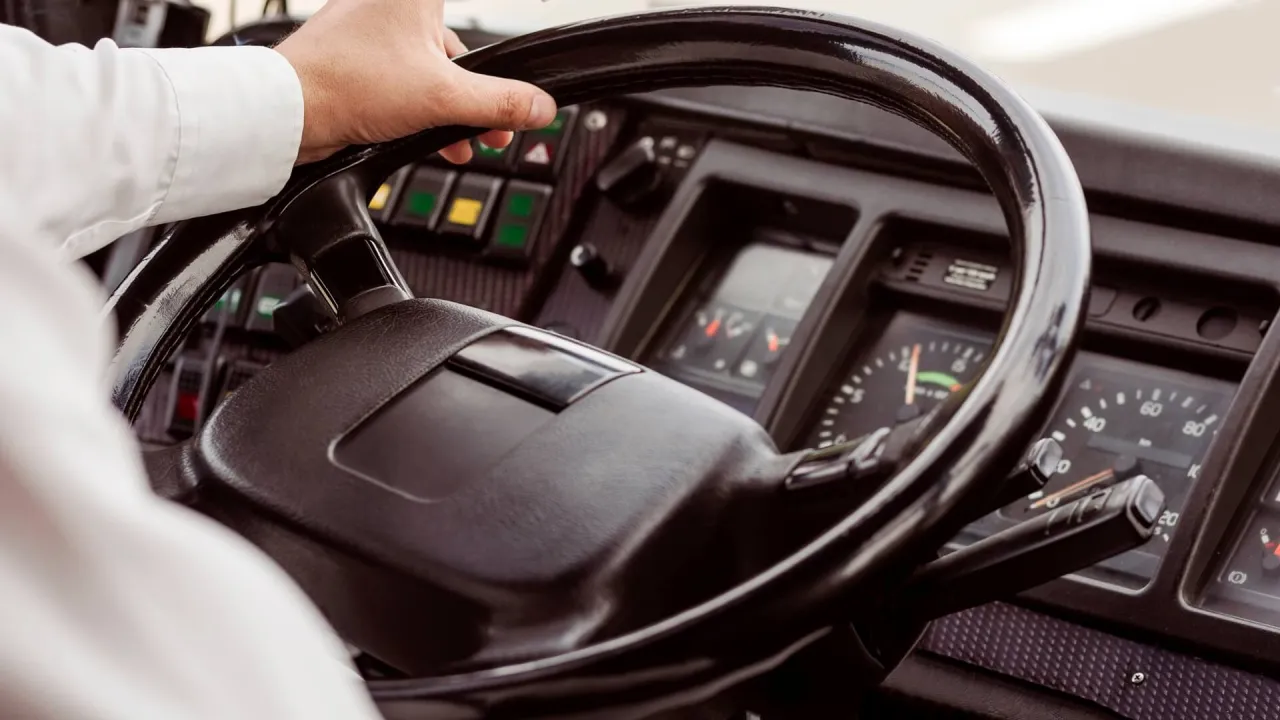 kierowca autobusu szkolnego za kierownicą