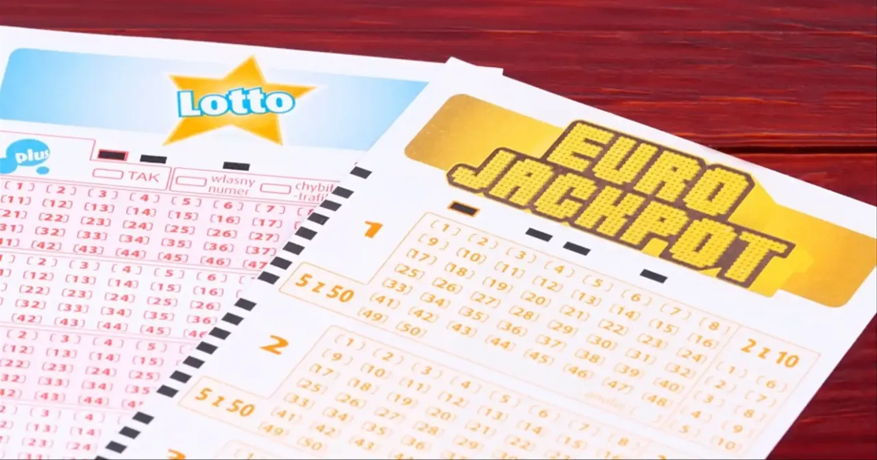 Kupony Lotto i Eurojackpot leżą obok siebie. Dowiedz się, jak grać w Eurojackpot, wybierając liczby na kuponie.