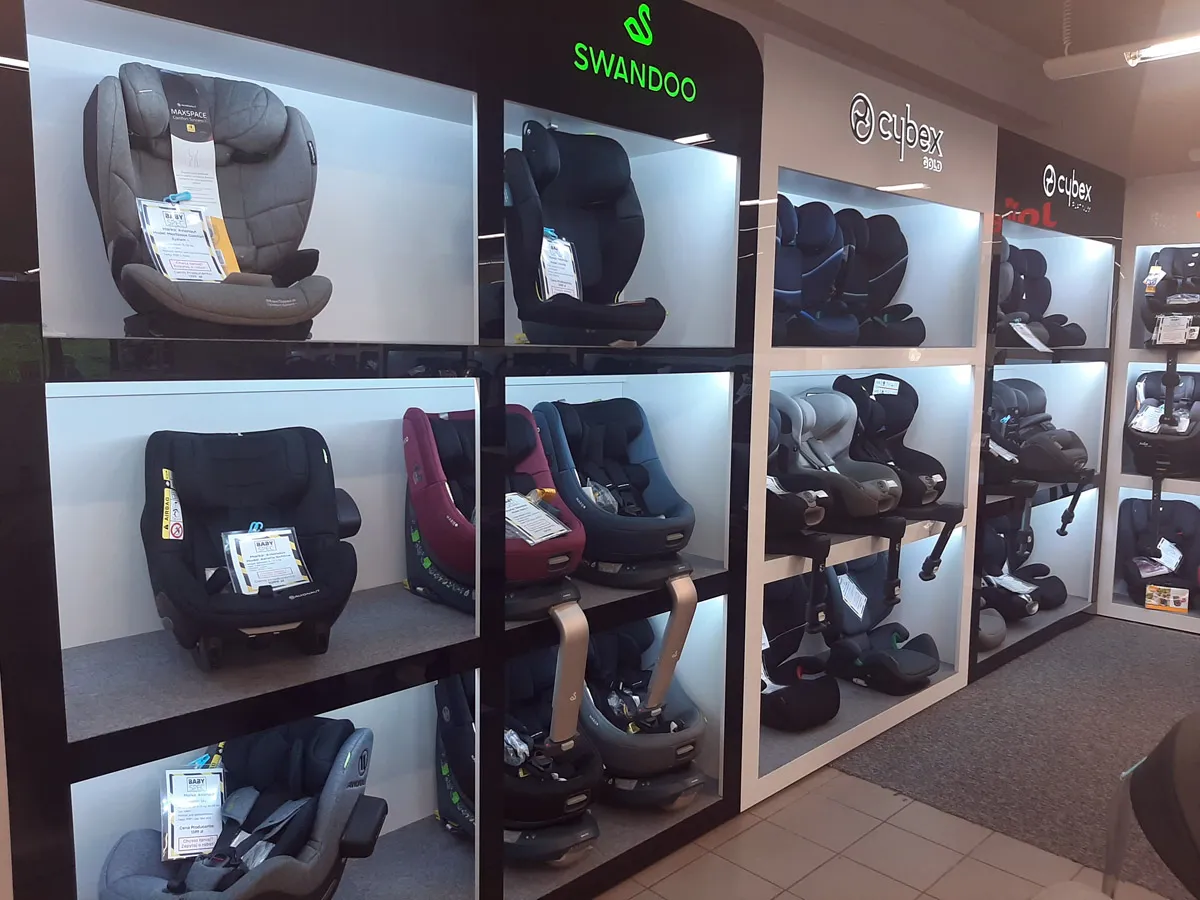 Wielobranżowy sklep prezentuje foteliki samochodowe dla dzieci. Inspiracja, jak sprzedawać akcesoria dziecięce w internecie, widoczna w ekspozycji.