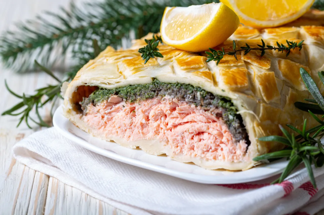 Uroczyste dania gł&oacute;wne: pieczona kaczka, polędwiczki wieprzowe, łosoś w papilotach, wegetariański Wellington