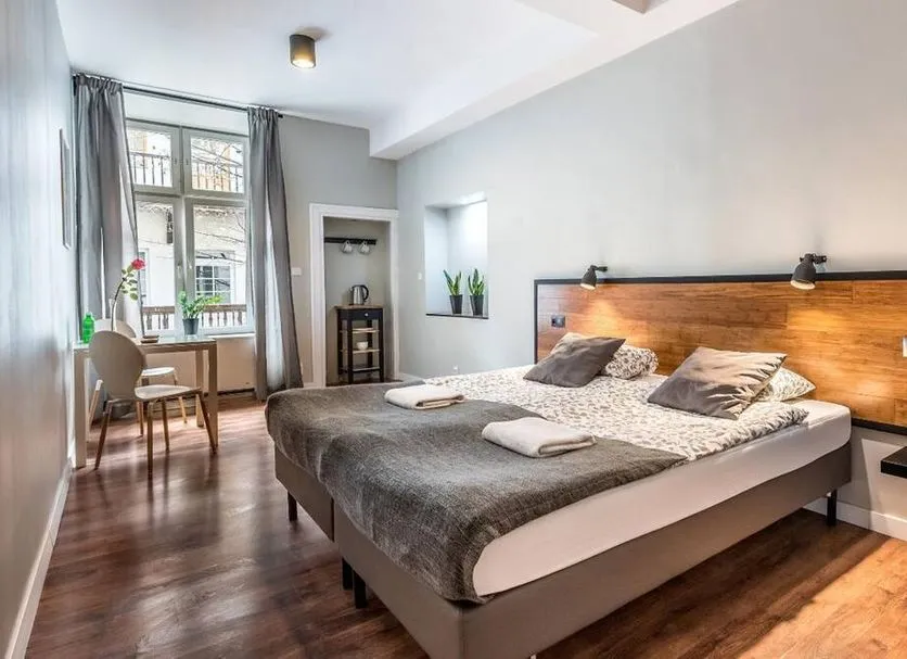 Różne typy zakwaterowania w Krakowie: hostel, apartament, hotel