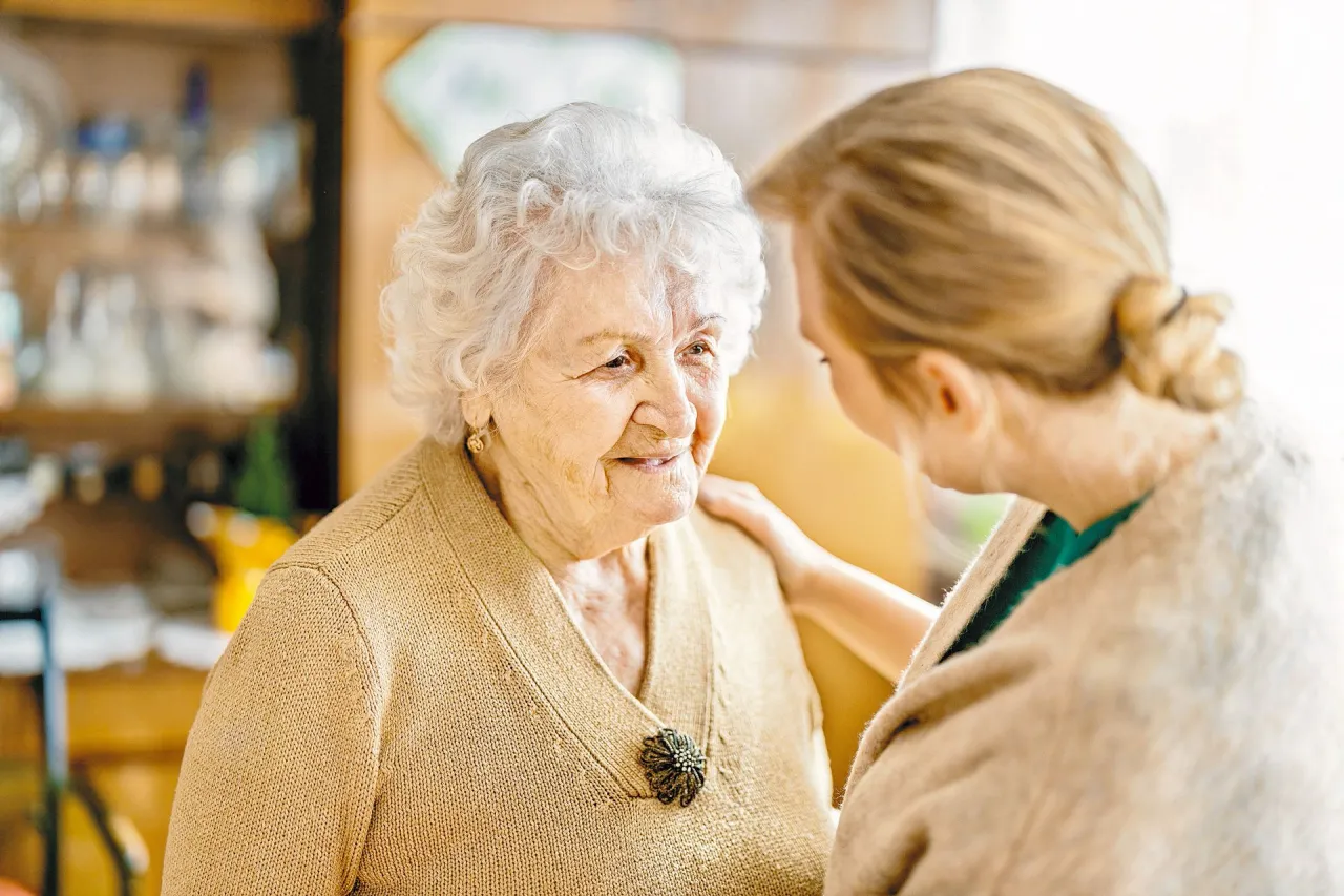 Opiekunka MOPS wspierająca seniora w codziennych czynnościach