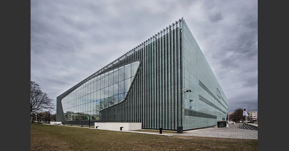 por&oacute;wnanie zdjęcia architektury z korekcją perspektywy i bez