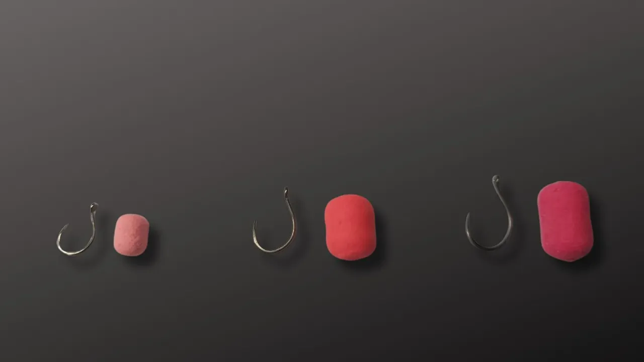 Trzy zestawy haczyk&oacute;w i przynęt. R&oacute;żne rozmiary haczyk&oacute;w na leszcza i przynęt.