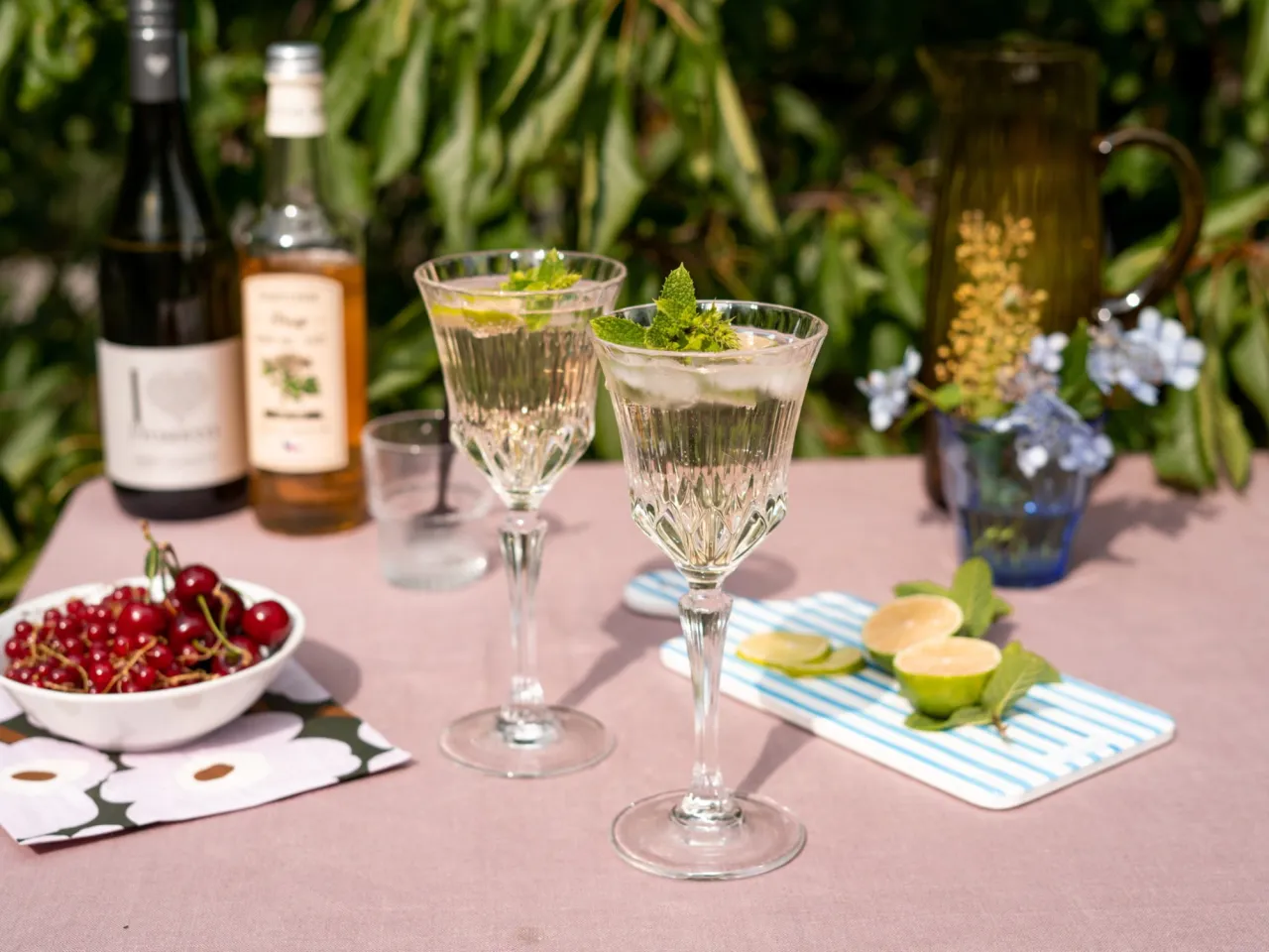 różne drinki z prosecco na stole