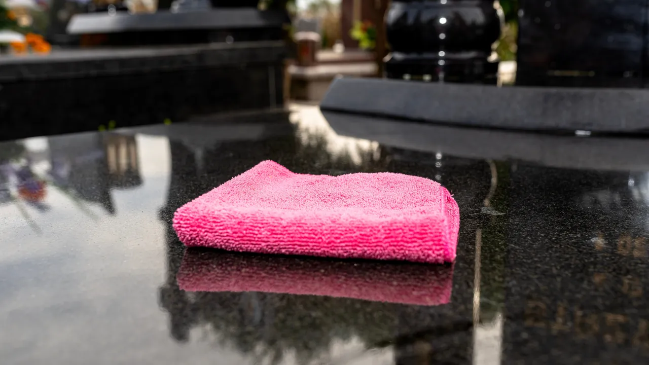 domowa pasta do usuwania plam z wosku z kamienia