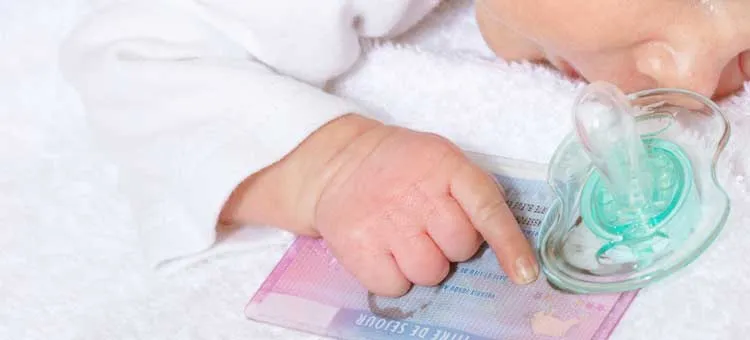 rodzice wypełniający dokumenty z niemowlęciem